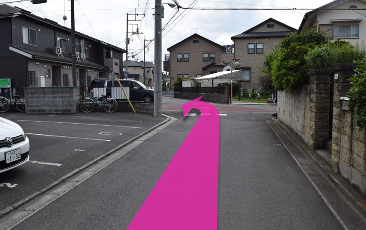 整骨院脇の道を入っていただきます